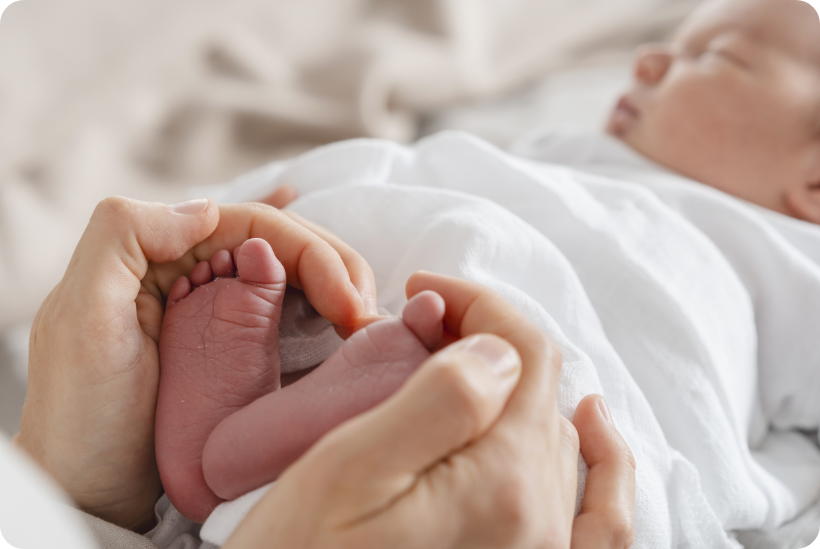 신생아와 엄마 손 이미지